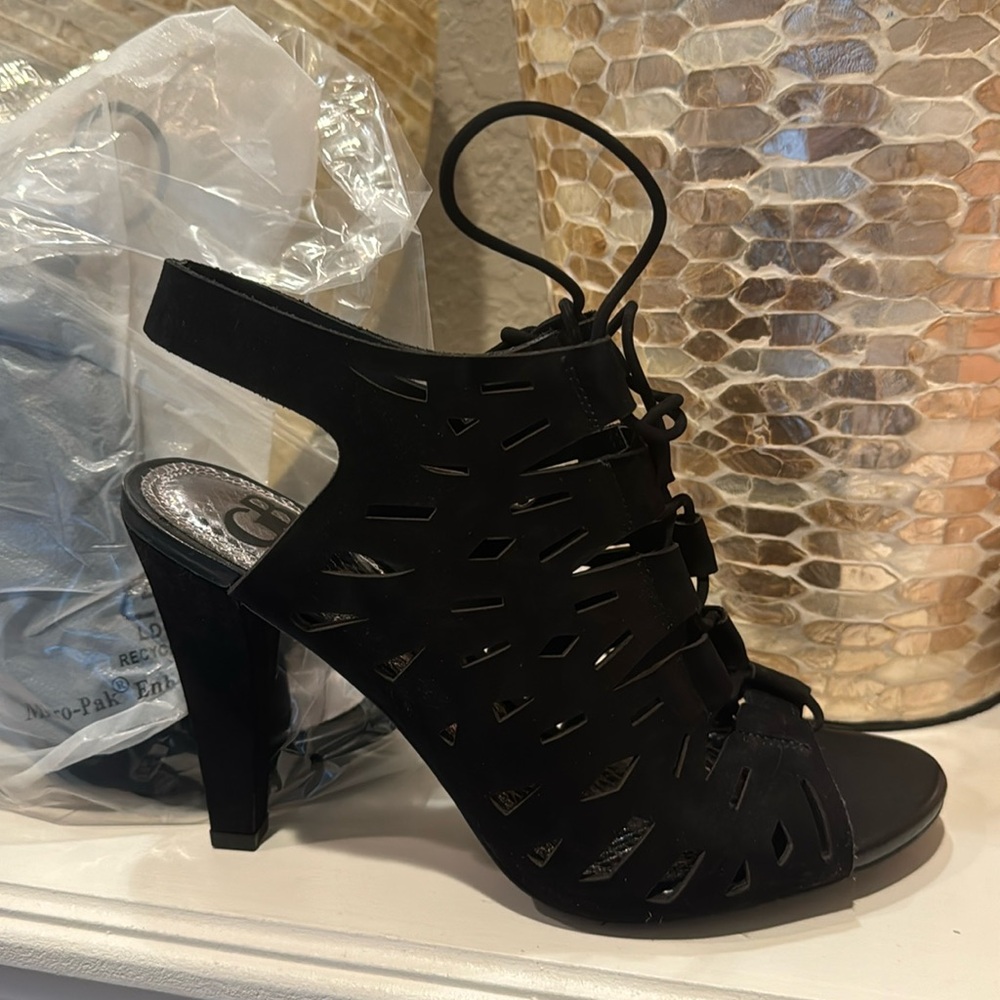 NIB NEVER WORN GIANNI BINI BLACK